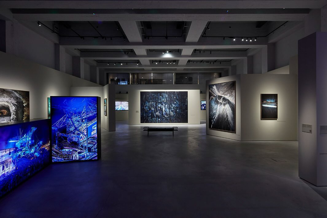 L'allestimento composto da stampe fine art di grandissimo formato e lightbox artigianali realizzati per The Circle di Luca Locatelli in mostra presso le Gallerie d'Italia - Torino