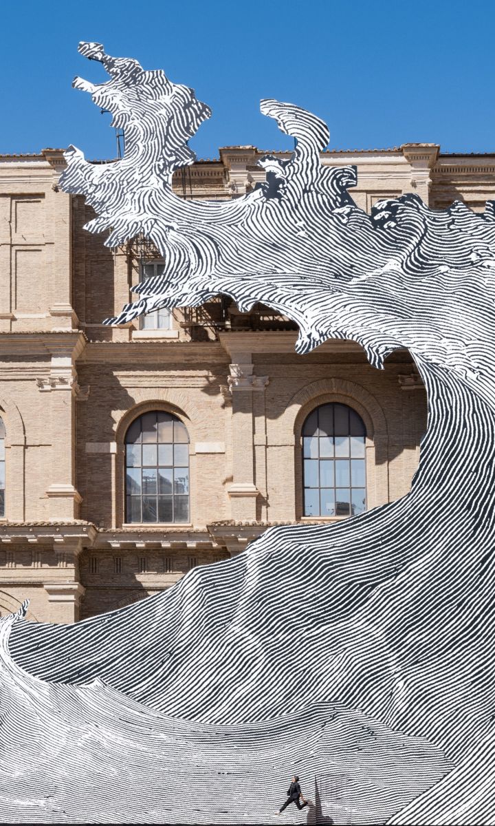 L'artista francese JR davanti all'opera site specific di grandissime dimensioni che il nostro laboratorio ha realizzato mediante l'unione di 190 stampe uv su dibond