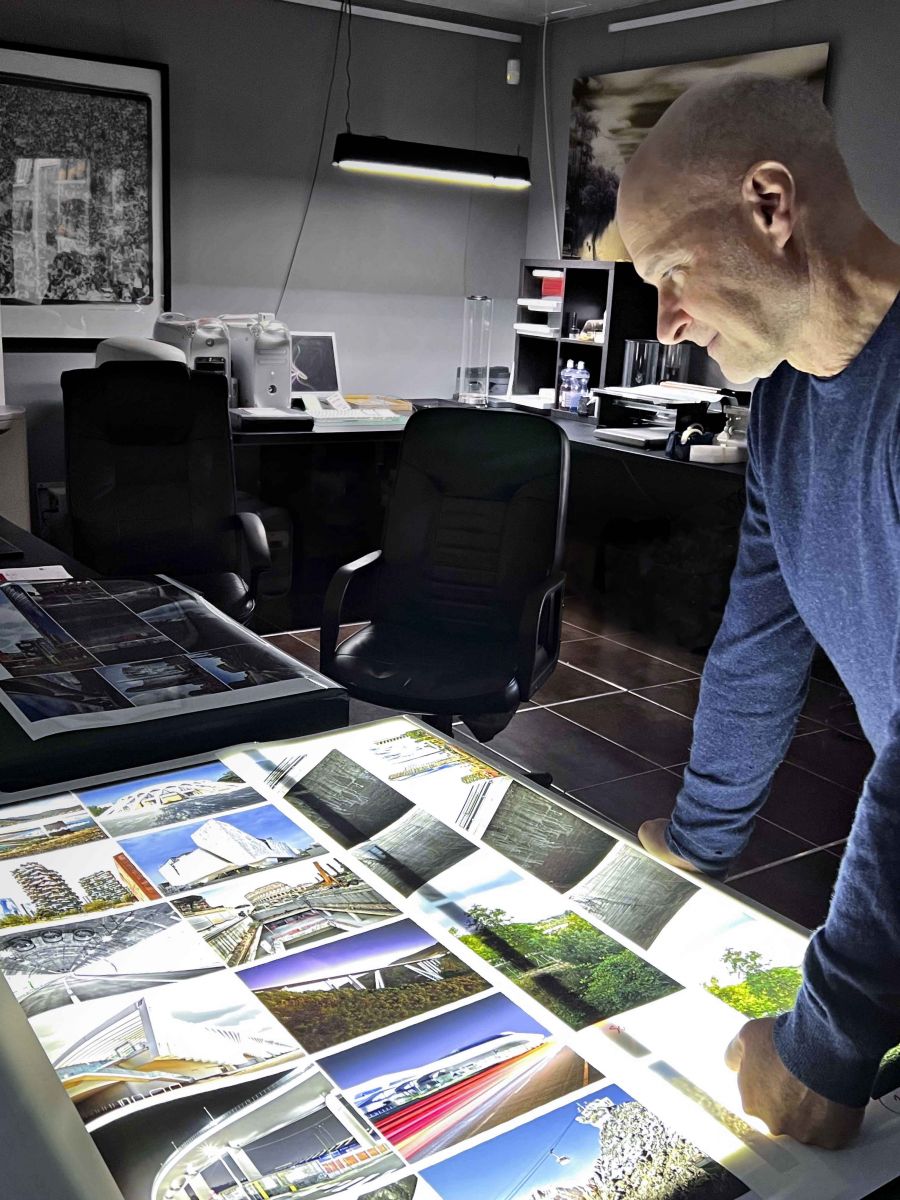 Controllo delle stampe fine art insieme a Luca Campigotto destinate ai essere montate all'iterno dei nostri lightbox fine art