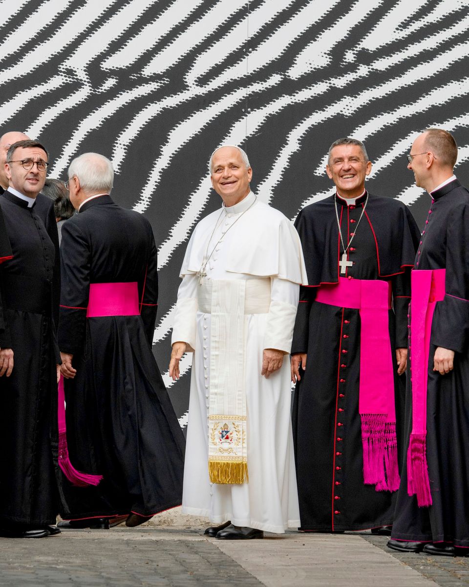 Papa Leone ammira l'opera site specific Diluvium interamente realizzata con stampa diretta uv su Dibodn