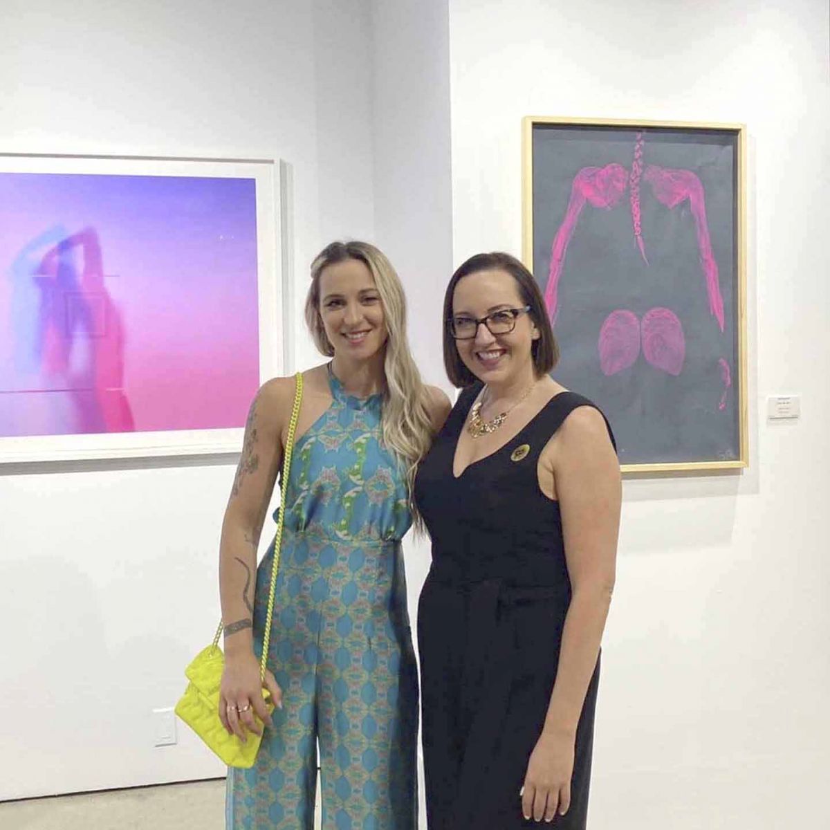 Sofia Cianciulli con la curatrice della sua mostra presso la West Chelsea Contemporary di New York.