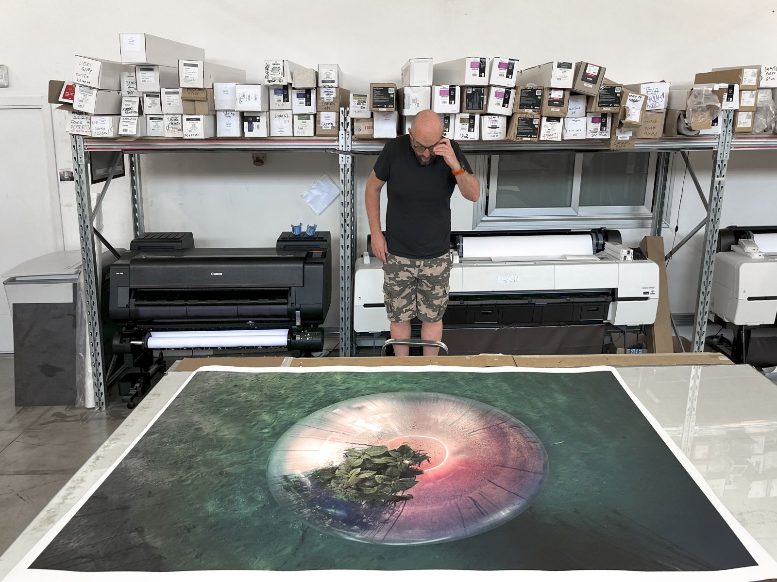 Luca Locatelli controlla una delle stampe giclée di grandissimo formato realizzate per la sua mostra personale