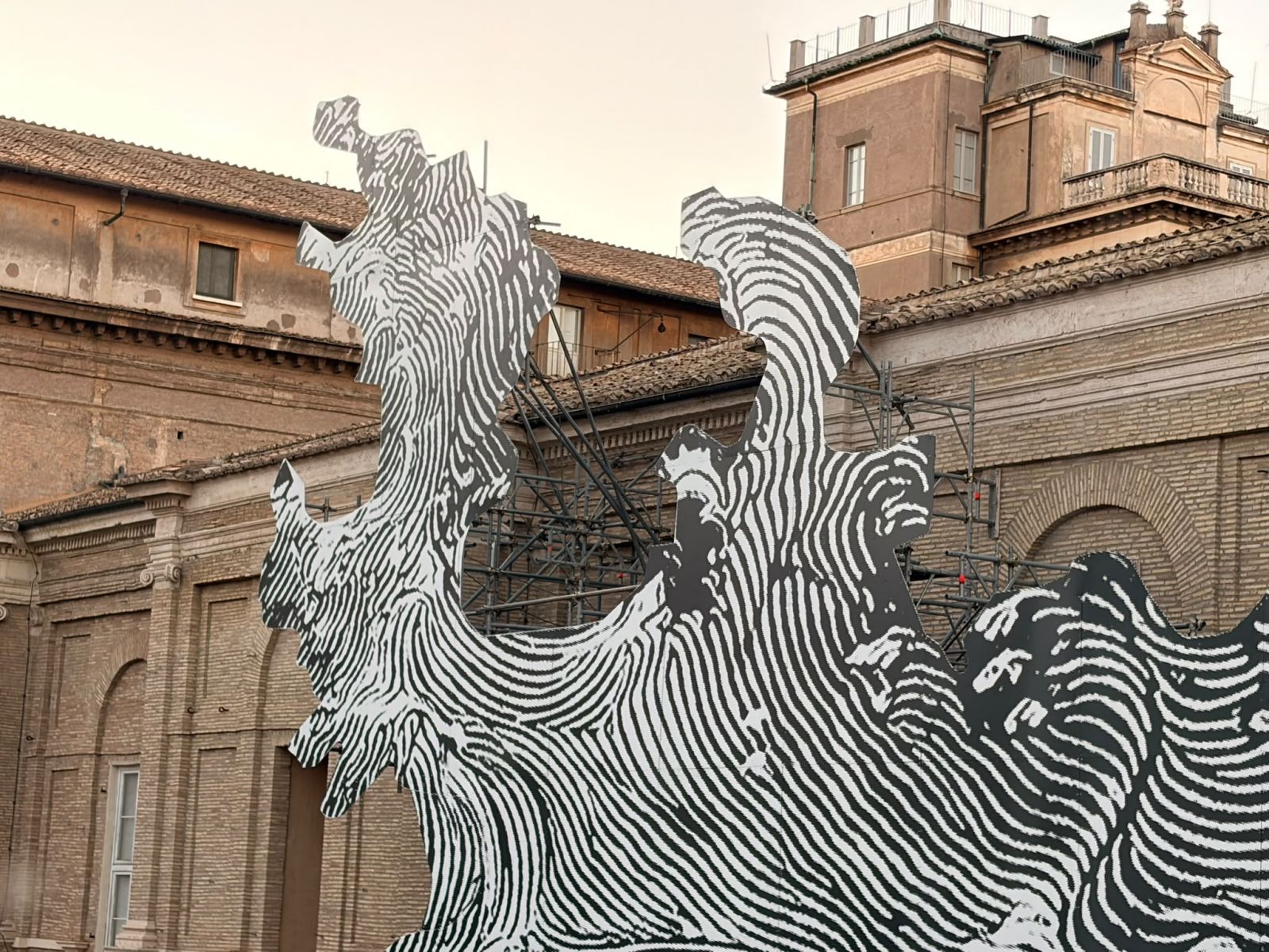 Particolare delle stampe uv dirette su dibond montate sull'apposita struttura tubolare realizzata per l'opera di arte contemporanea Diluvium di Jr dal nostro laboratorio fotografico