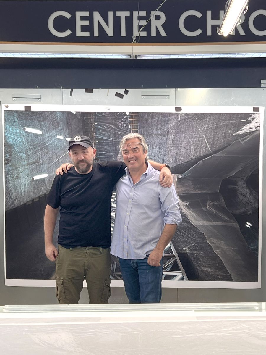 Luca Locatelli e Massimo Pantano: titolare del laboratorio fotografico Center Chrome nella foto che celebra la produzione della mostra.