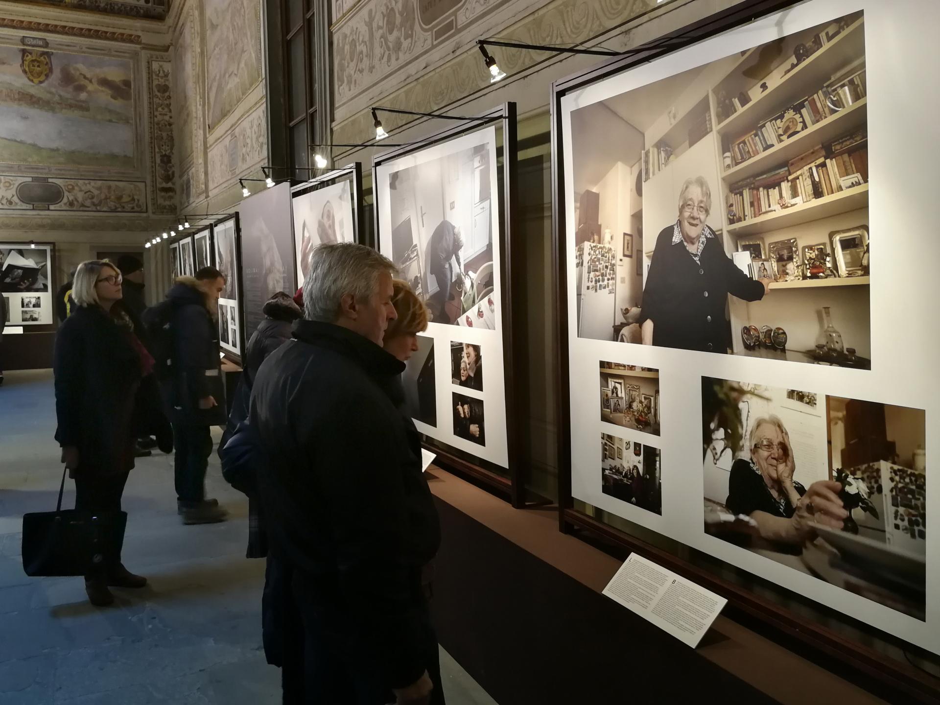 Allestire una mostra fotografica in una loggia del 500 senza toccare i muri.